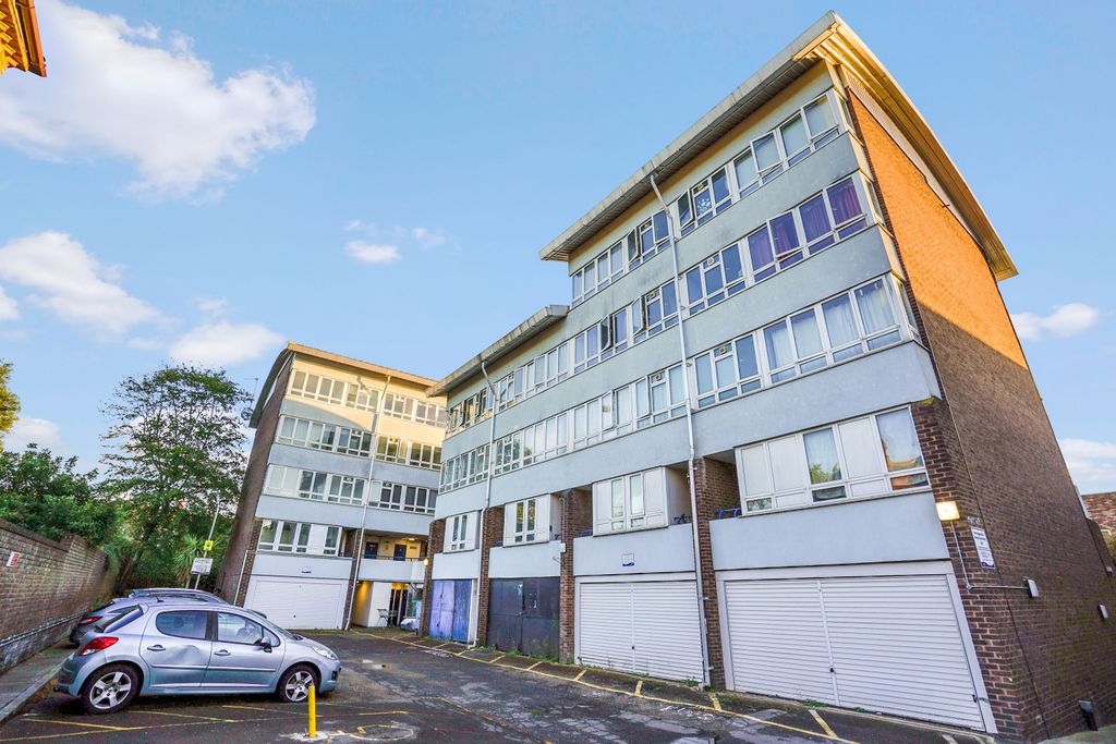 Property photo 2 of 18 22 Ryan Court, Baldry Gardens, Streatham, London Sw16 3Pj