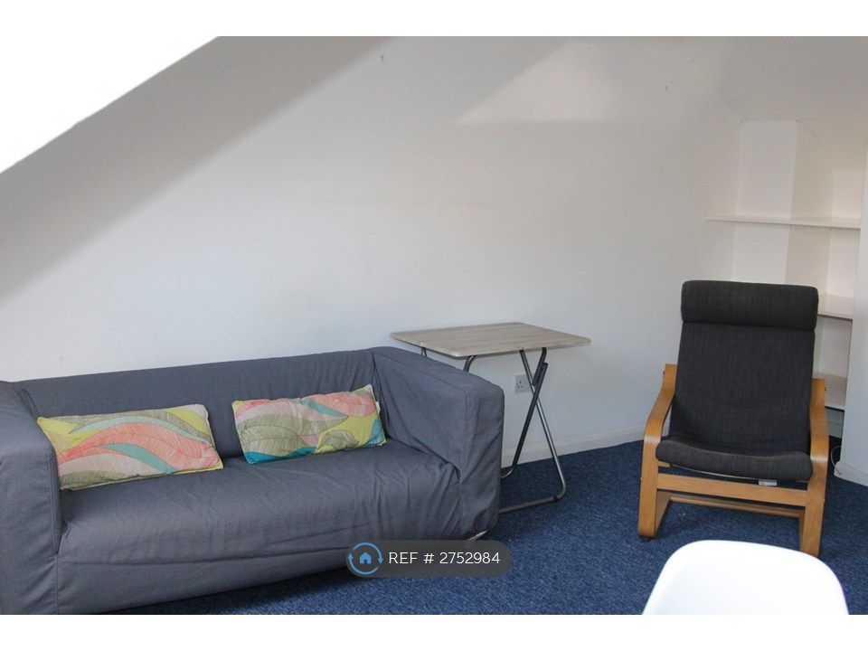 Property photo 2 of 15 Living Room 3rd Floor