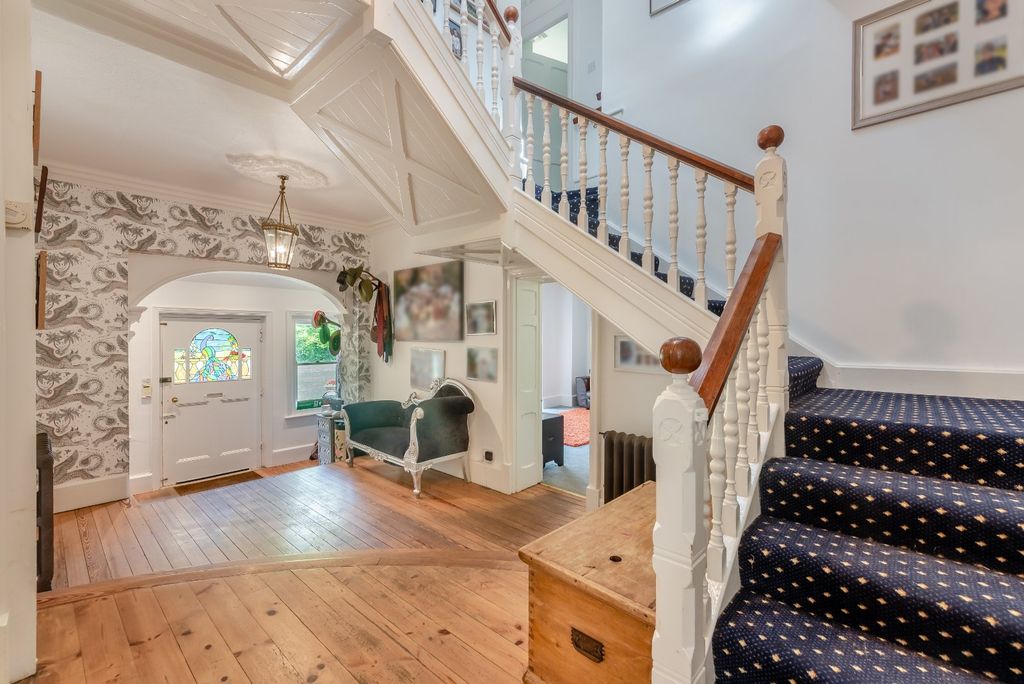 Property photo 3 of 18 Entrance Hall