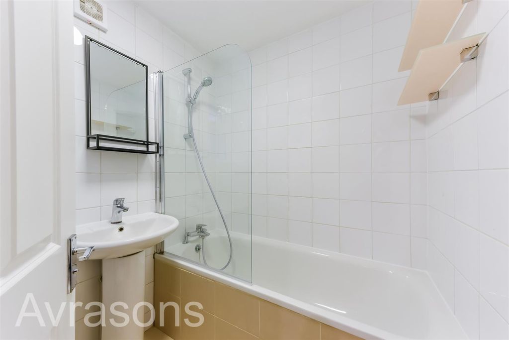 Property photo 2 of 9 Bathroom