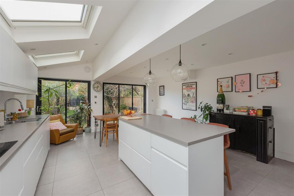 Property photo 2 of 22 Cromwell Road, Whitstable