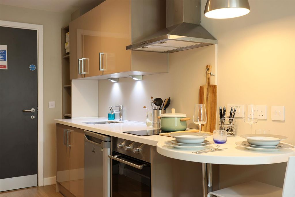 Property photo 3 of 7 Kitchen