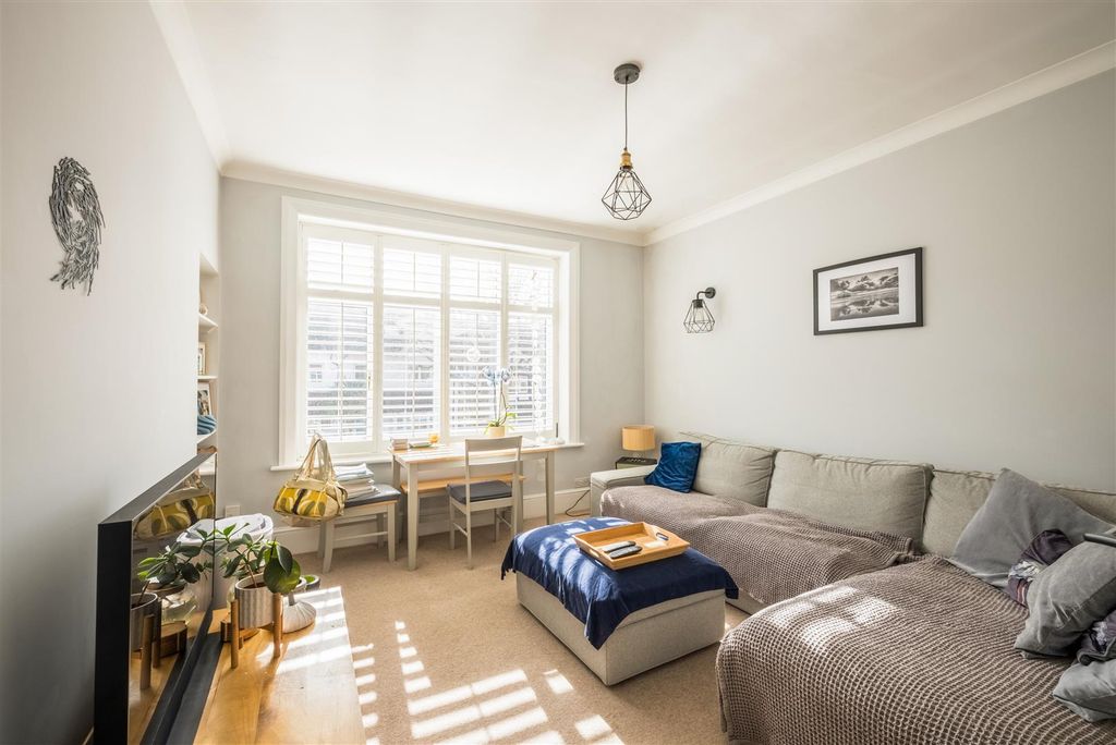 Property photo 2 of 13 F2, 20 Bigwood Avenue -5.Jpg