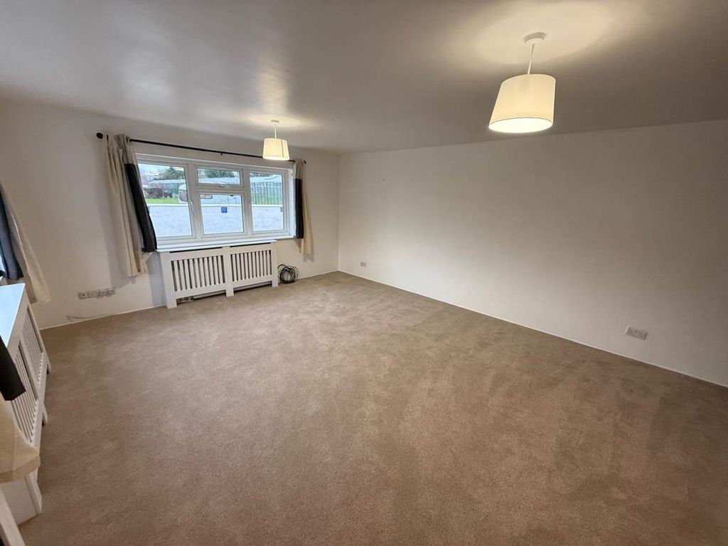 Property photo 3 of 13 Lounge