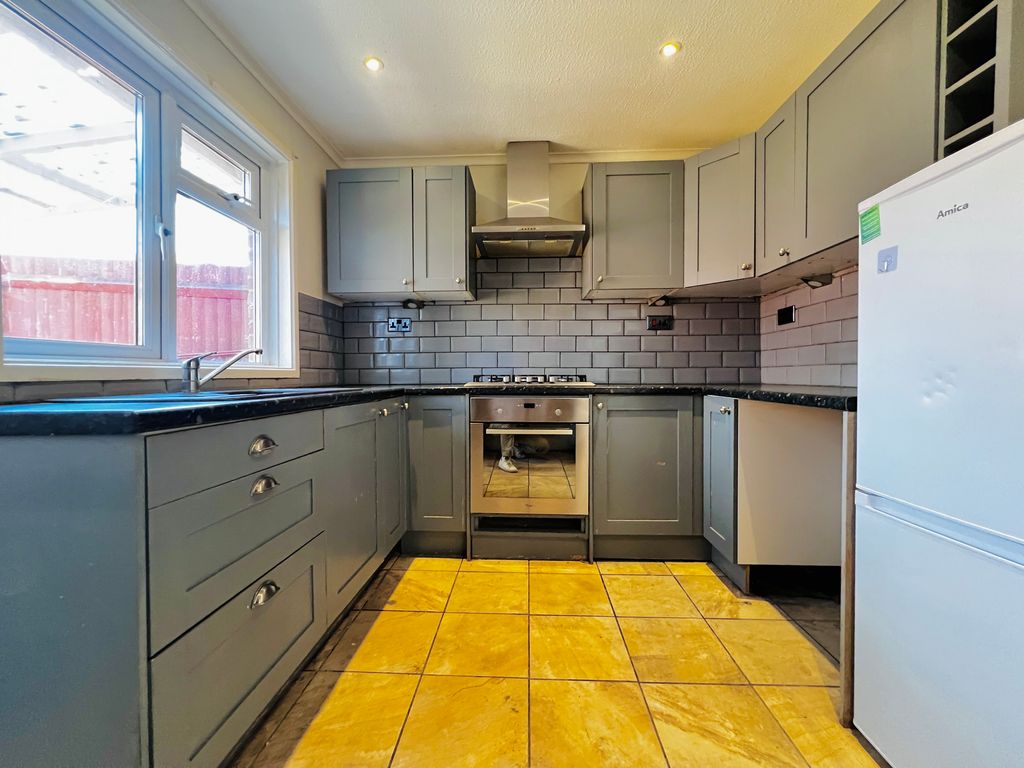 Property photo 2 of 12 Kitchen 