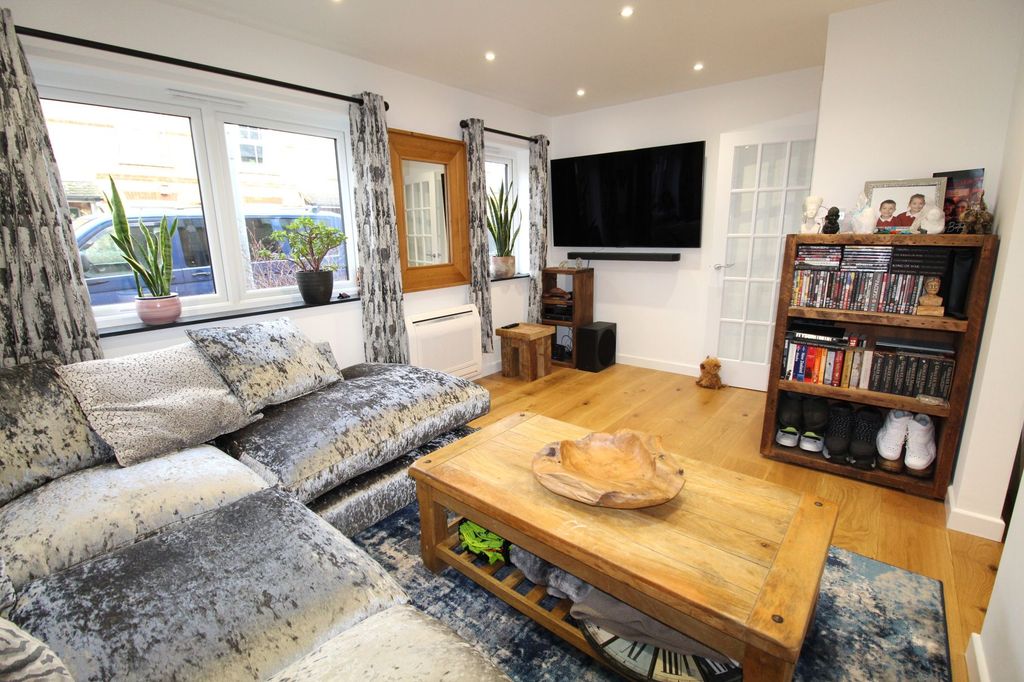 Property photo 2 of 11 Lounge