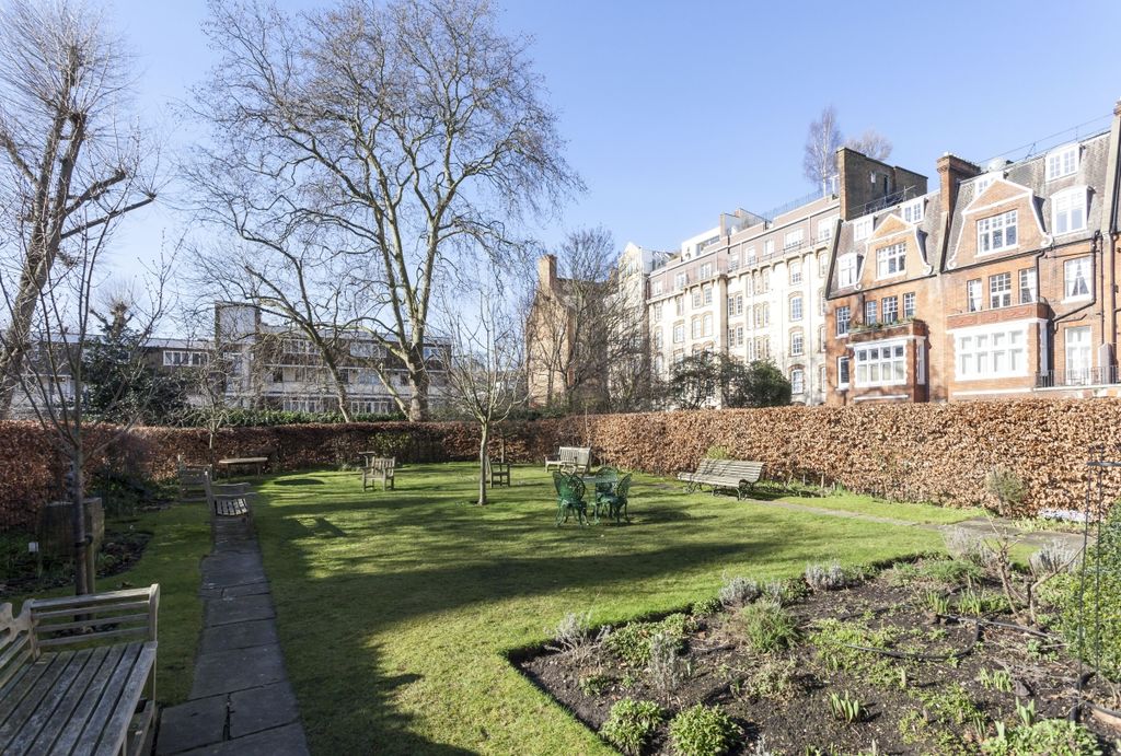 Property photo 3 of 16 Communal Gardens