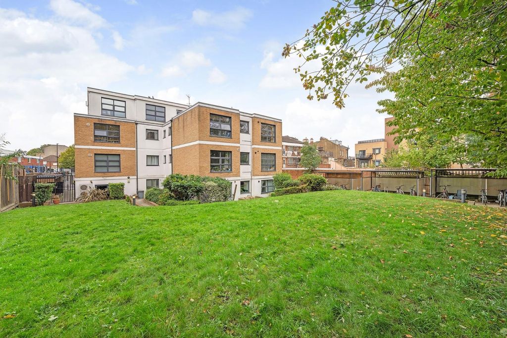 Property photo 3 of 11 Communal Garden (1).Jpg