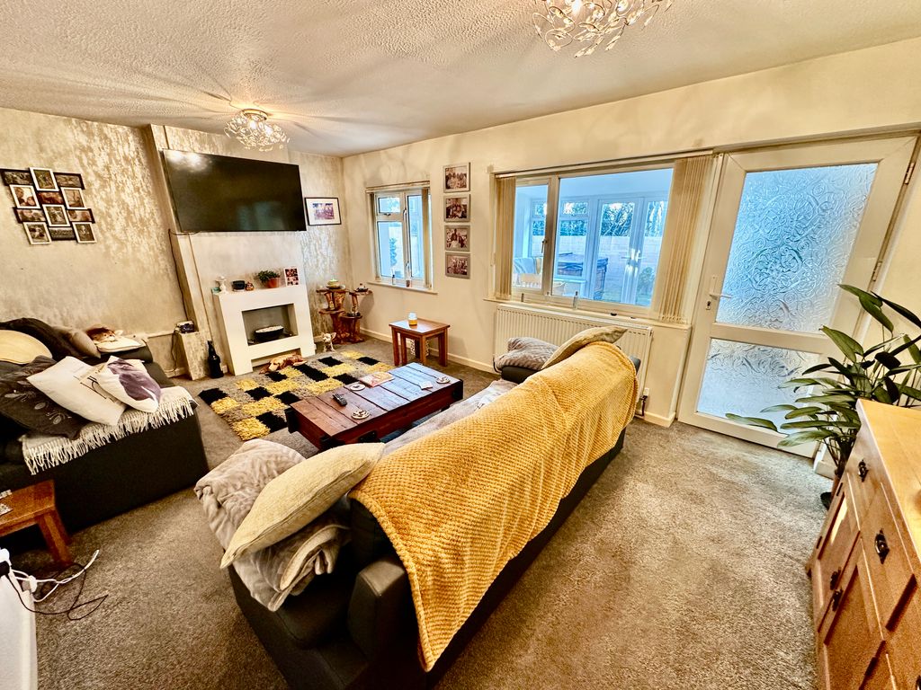 Property photo 3 of 17 Living Room