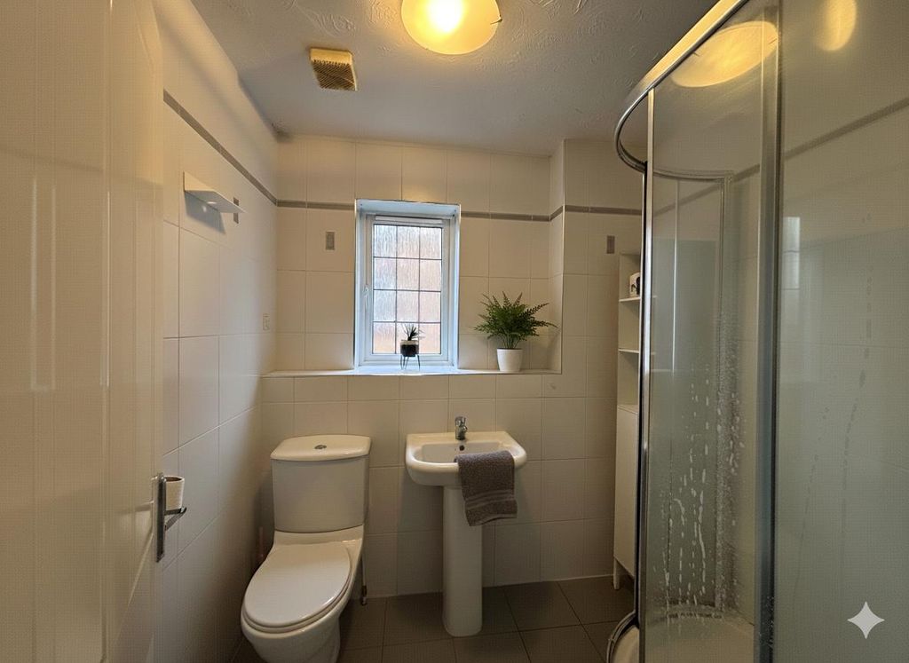 Property photo 3 of 10 Bathroom