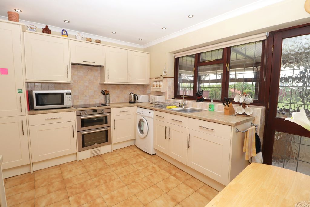 Property photo 3 of 35 Breakfast Kitchen