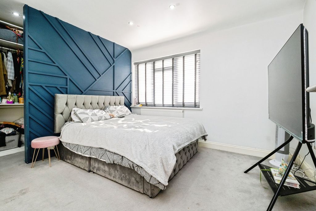 Property photo 3 of 17 Bedroom