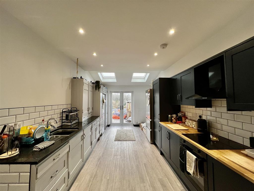 Property photo 3 of 17 Kitchen