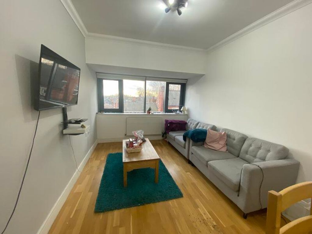 Property photo 1 of 6 A Spacious And Inviting Large Modern Living Room W...