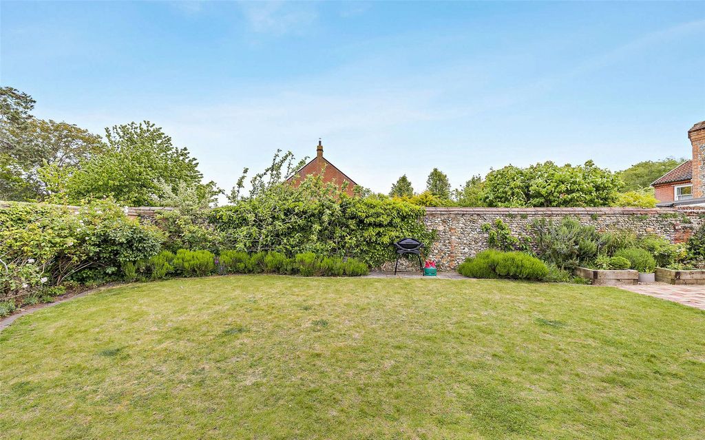 Property photo 3 of 27 Gardens