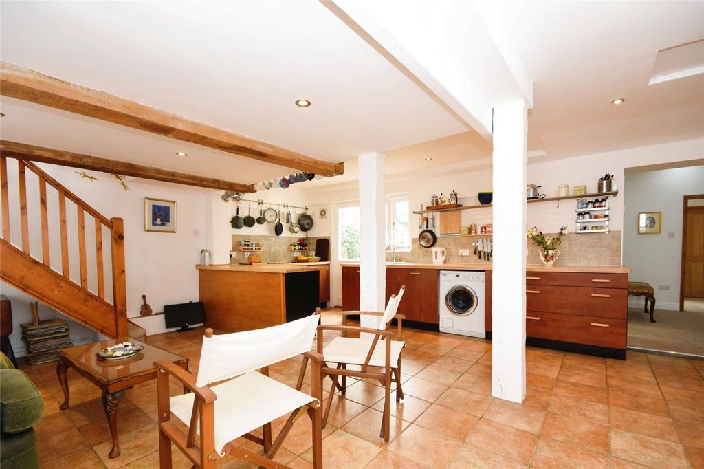 Property photo 3 of 13 Kitchen/Lounge