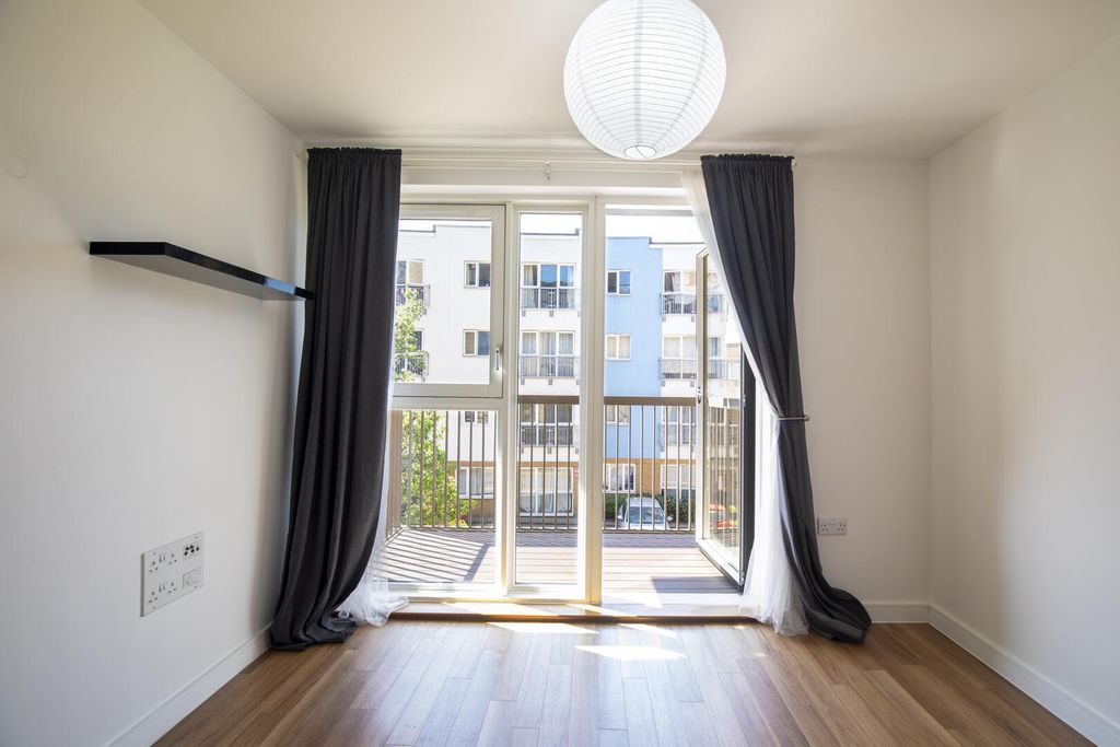 2 bed flat for saleCabot Close, Croydon CR0 photo 4