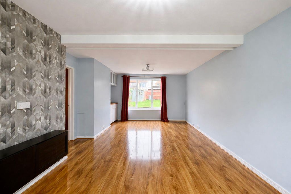 Property photo 1 of 15 Livingroom