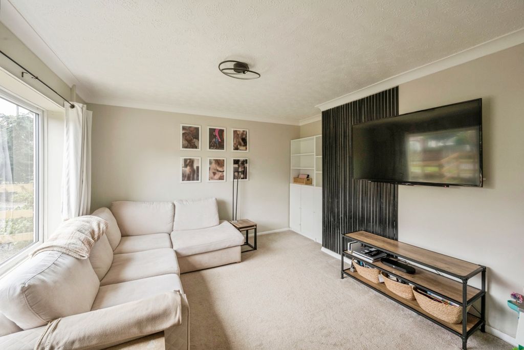 Property photo 2 of 16 Lounge
