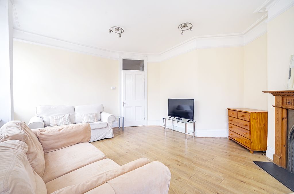 Property photo 3 of 12 Bessborough-Mansi...