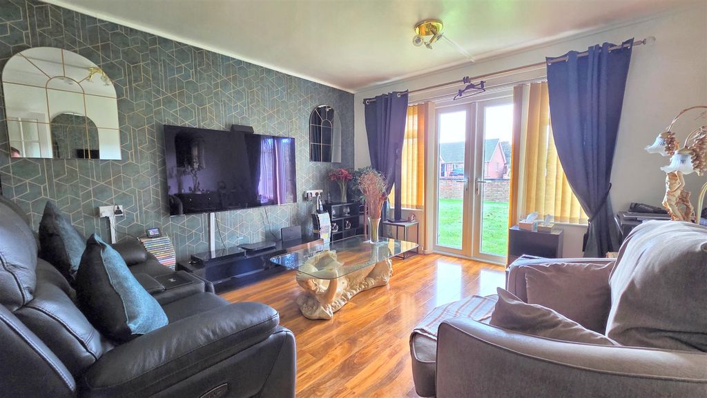 Property photo 3 of 8 Lounge