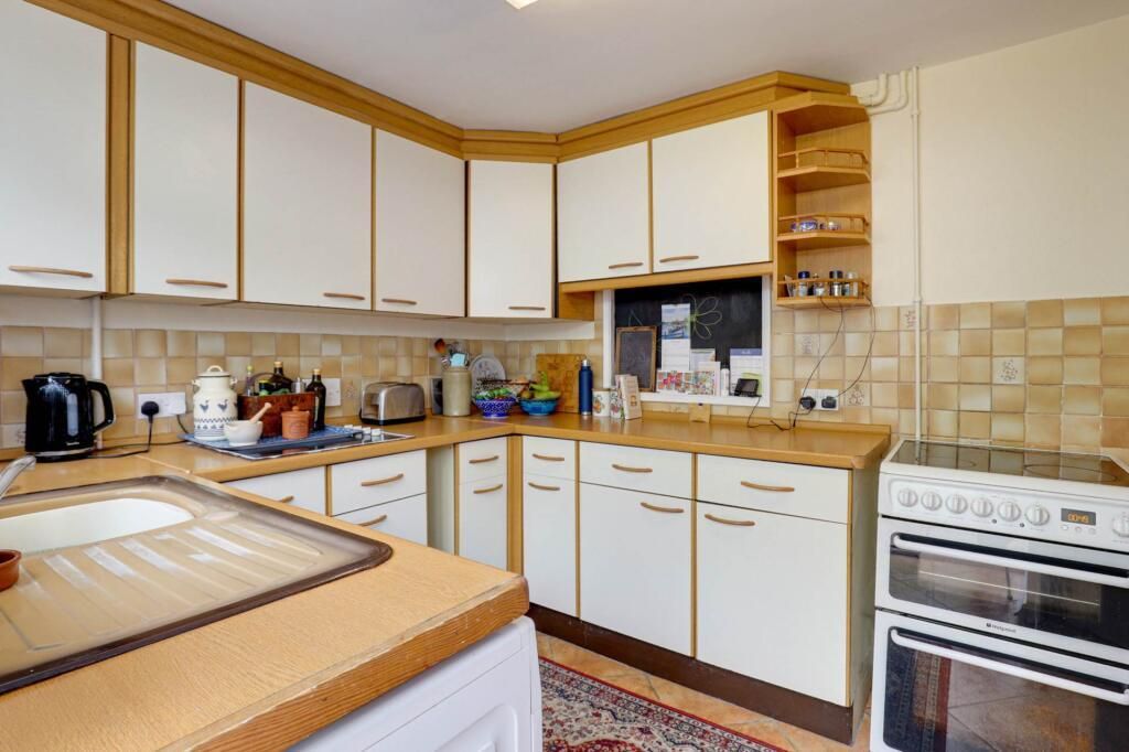 Property photo 2 of 7 .