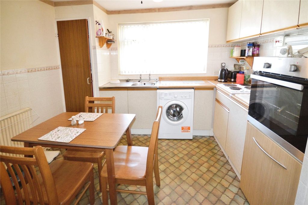 Property photo 3 of 10 Kitchen