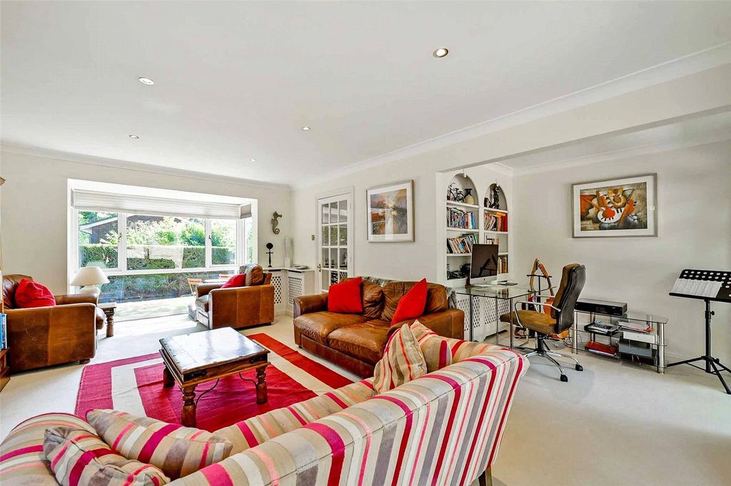 Property photo 2 of 19 Sitting Room