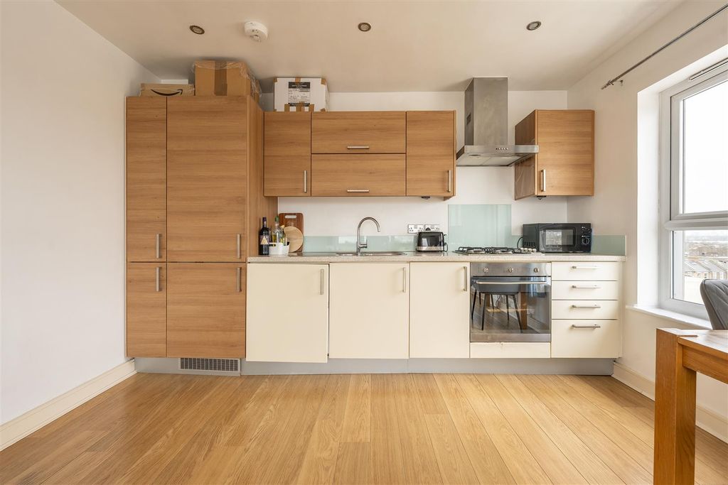 Property photo 3 of 19 Thomas Jacomb Place, E17