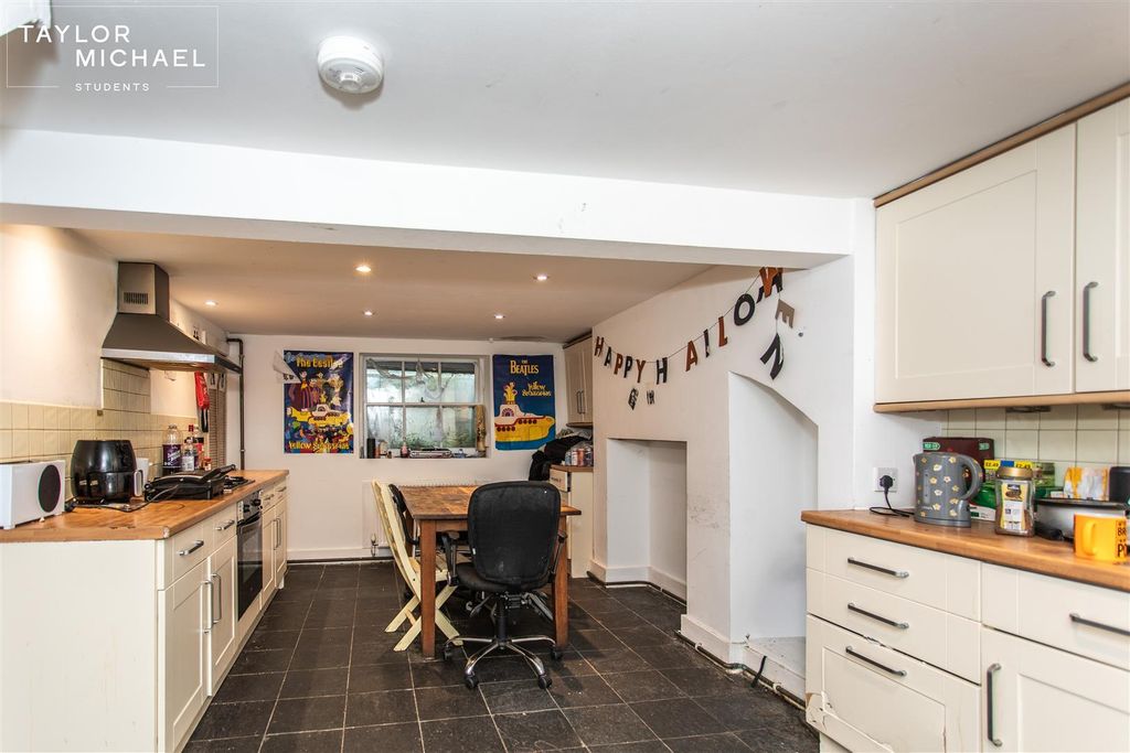 Property photo 2 of 16 Kitchen