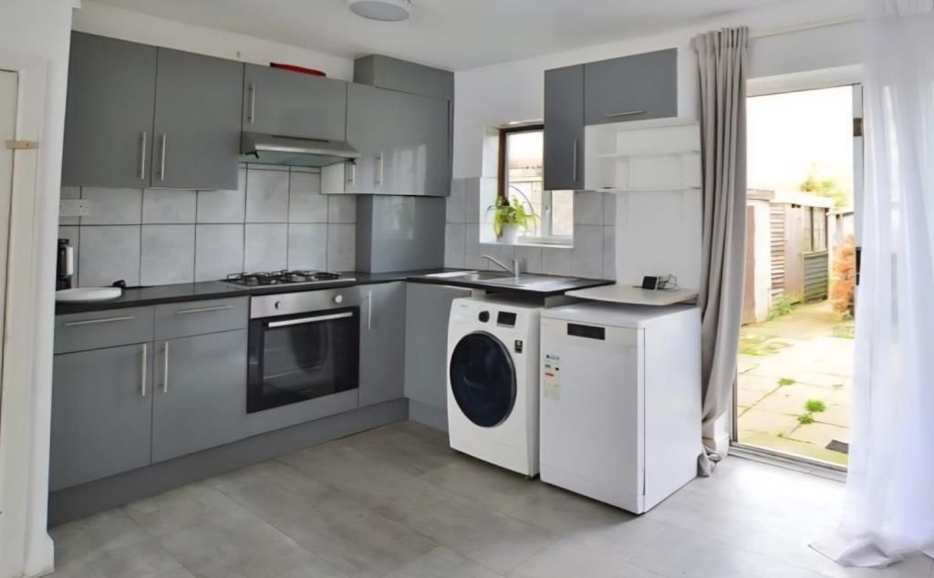 Property photo 3 of 7 Kitchen