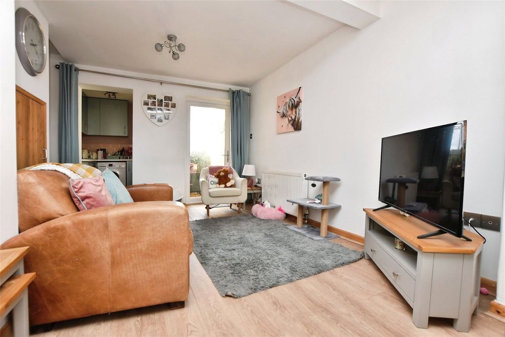 Property photo 3 of 12 Lounge