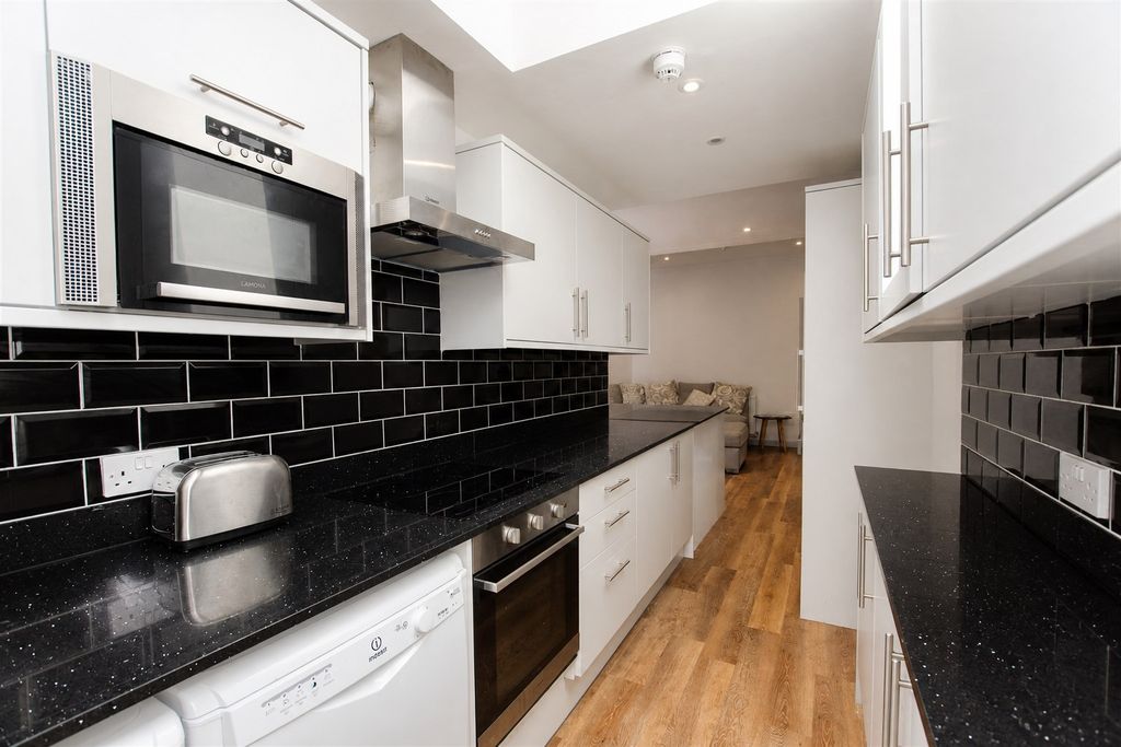 Property photo 2 of 13 Approach
