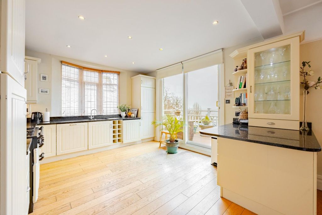 Property photo 2 of 25 Kitchen