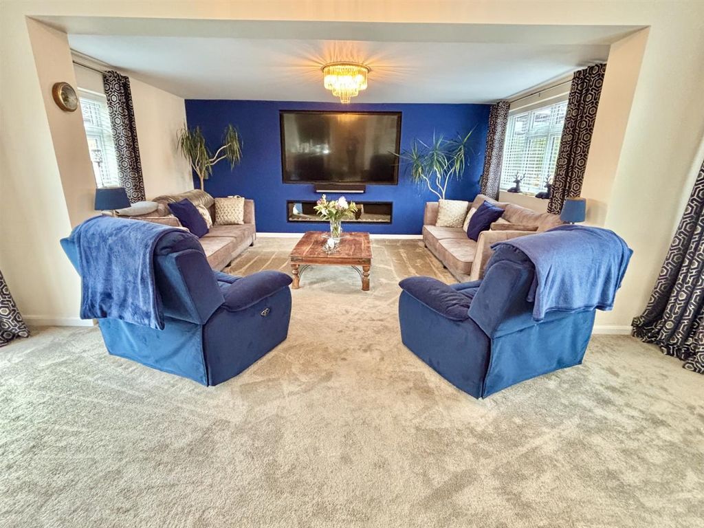 Property photo 3 of 39 Lounge