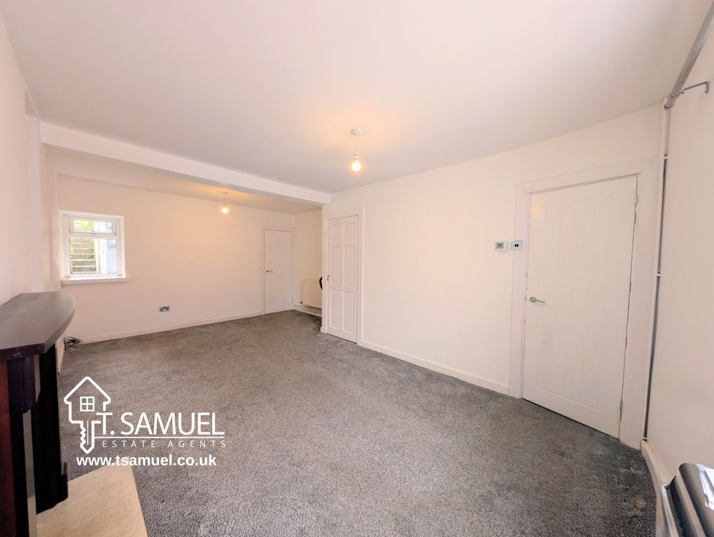 Property photo 3 of 17 Living Room