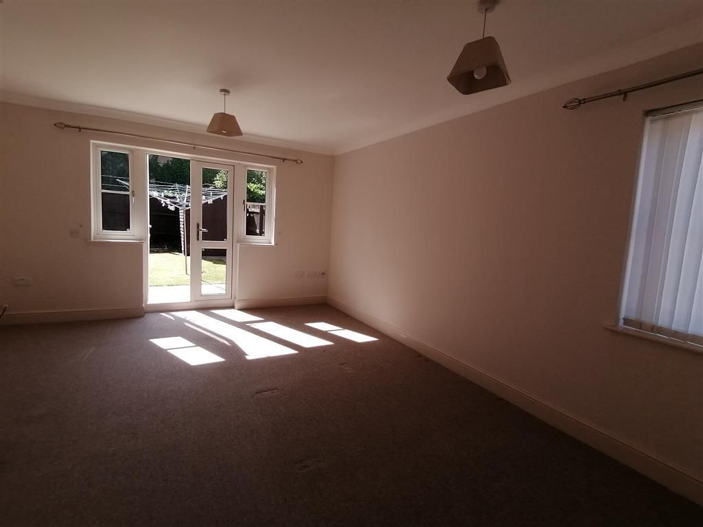 Property photo 2 of 7 Living Room