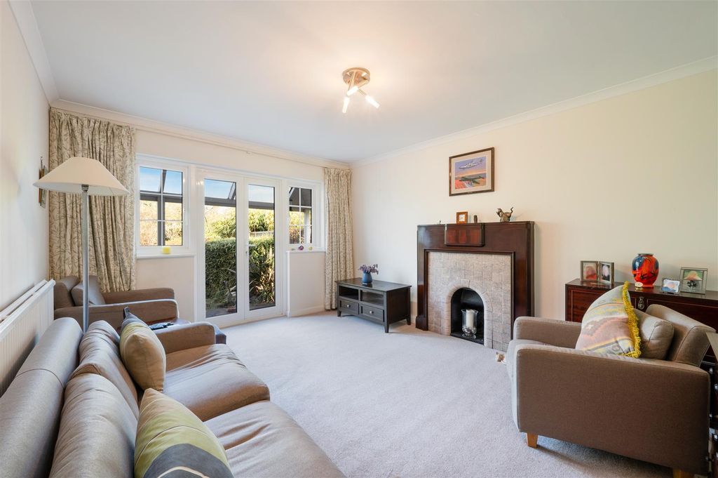 Property photo 2 of 21 Manor Green Road  (7).Jpg