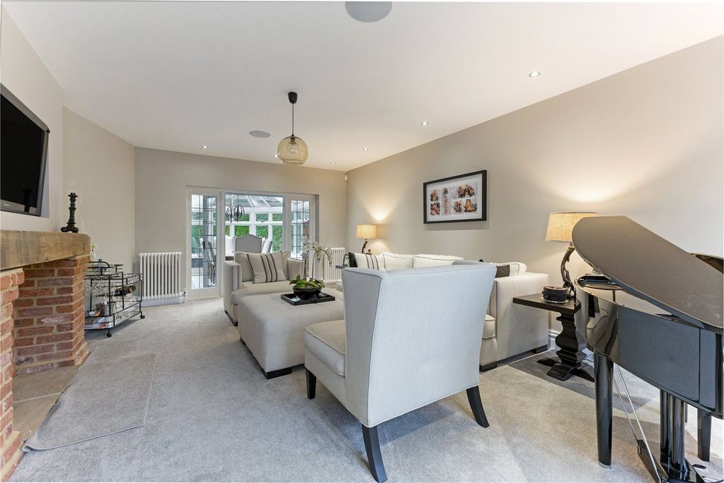 Property photo 3 of 21 Sitting Room