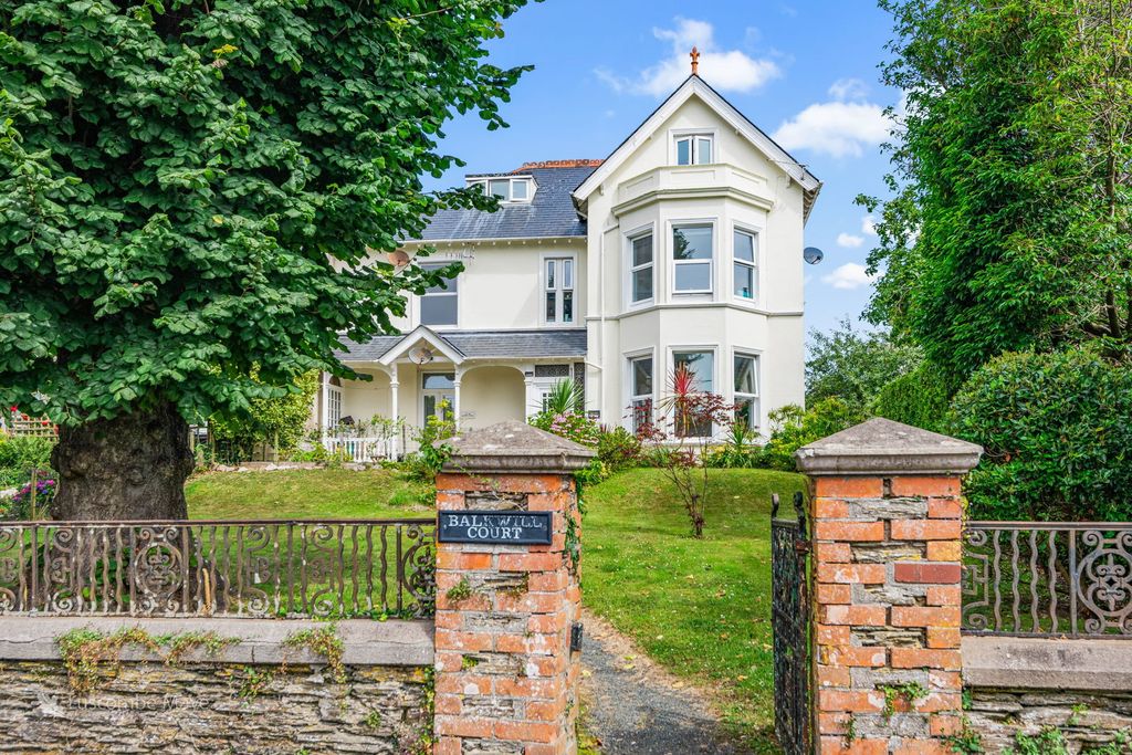 Property photo 1 of 12