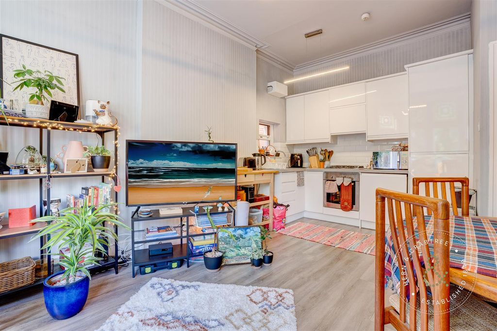 Property photo 2 of 11 Cathedral Road, Flat, Pontcanna, Hern Crabtree (10