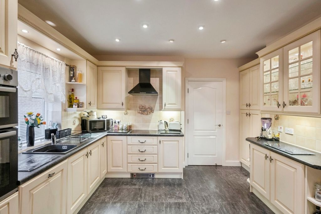 Property photo 2 of 19 Kitchen