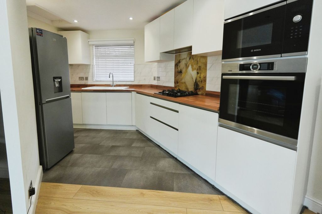 Property photo 3 of 19 Kitchen