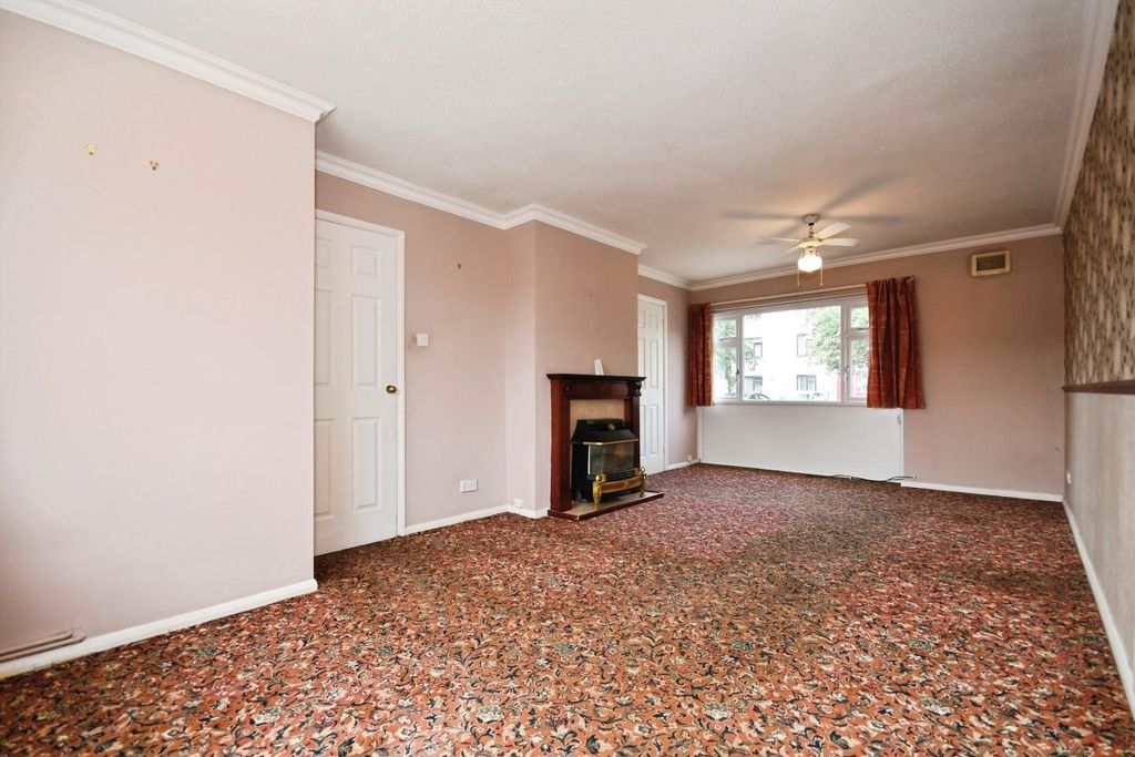 Property photo 3 of 14 Lounge.Jpg