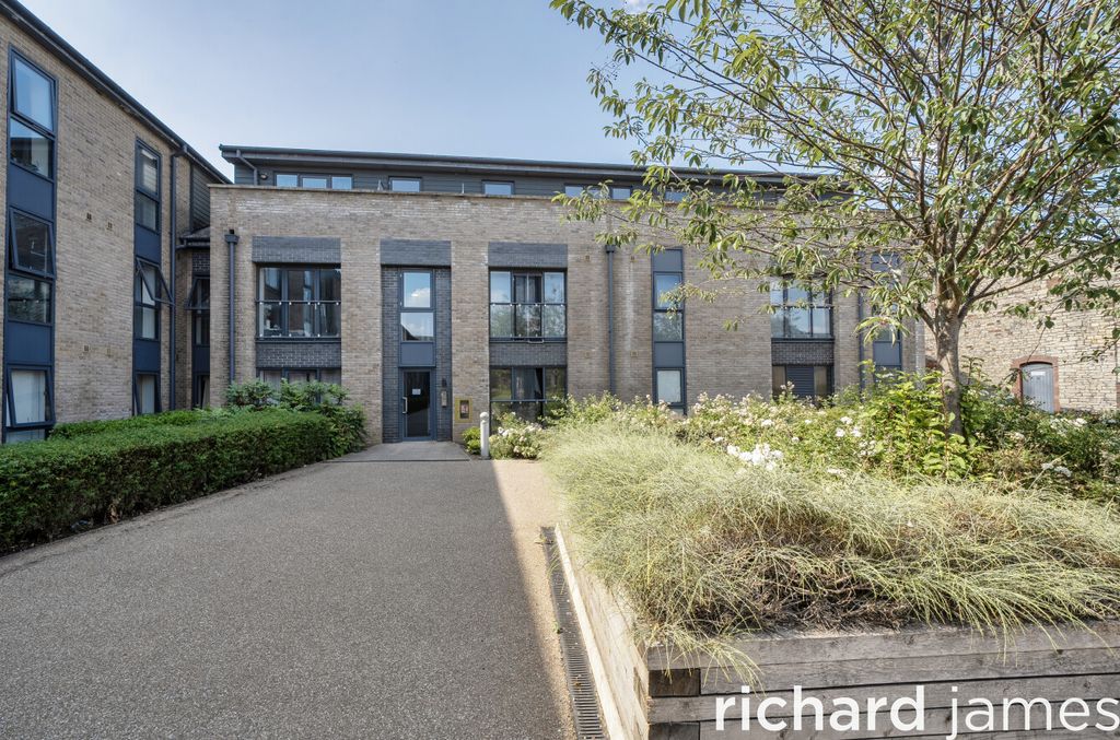 Property photo 1 of 15 c6586F5B94Eb4d1392B83F7Fdad09Eda