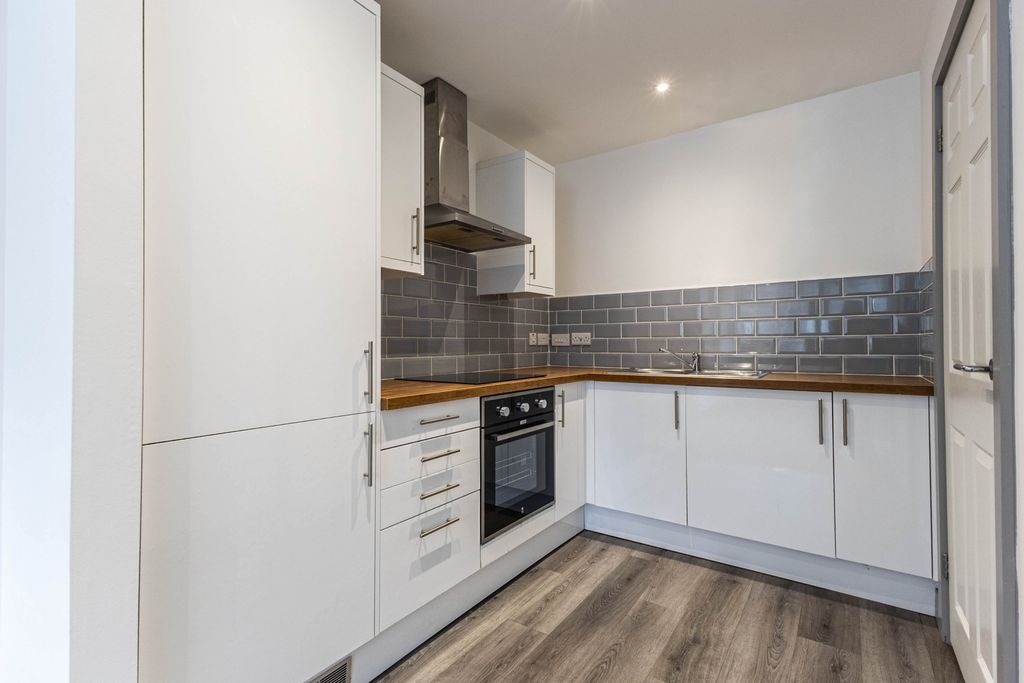 Property photo 3 of 10 Kitchen