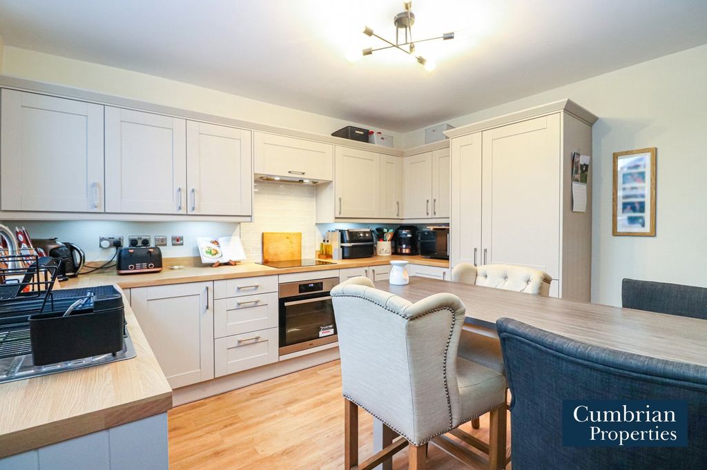 Property photo 2 of 22 Dining Kitchen