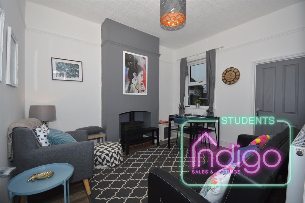 Property photo 1 of 18 47 Ashfields New Road (11).Jpg