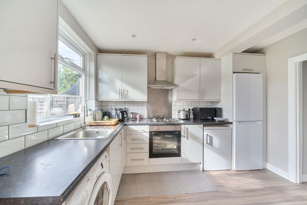 Property photo 3 of 20 1357384-12-68d29F...