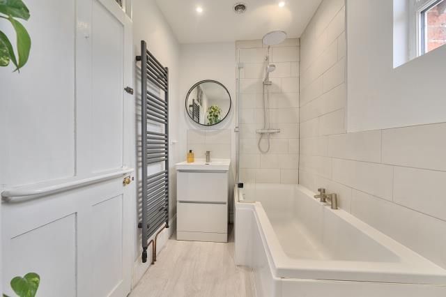 Property photo 2 of 10 Bathroom